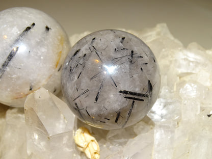 Sphères de Cristal/ Quartz avec inclusions de tourmaline noire, de 46 et 52 millimètres - 136 et 196 grammes. une pierre surprenante !