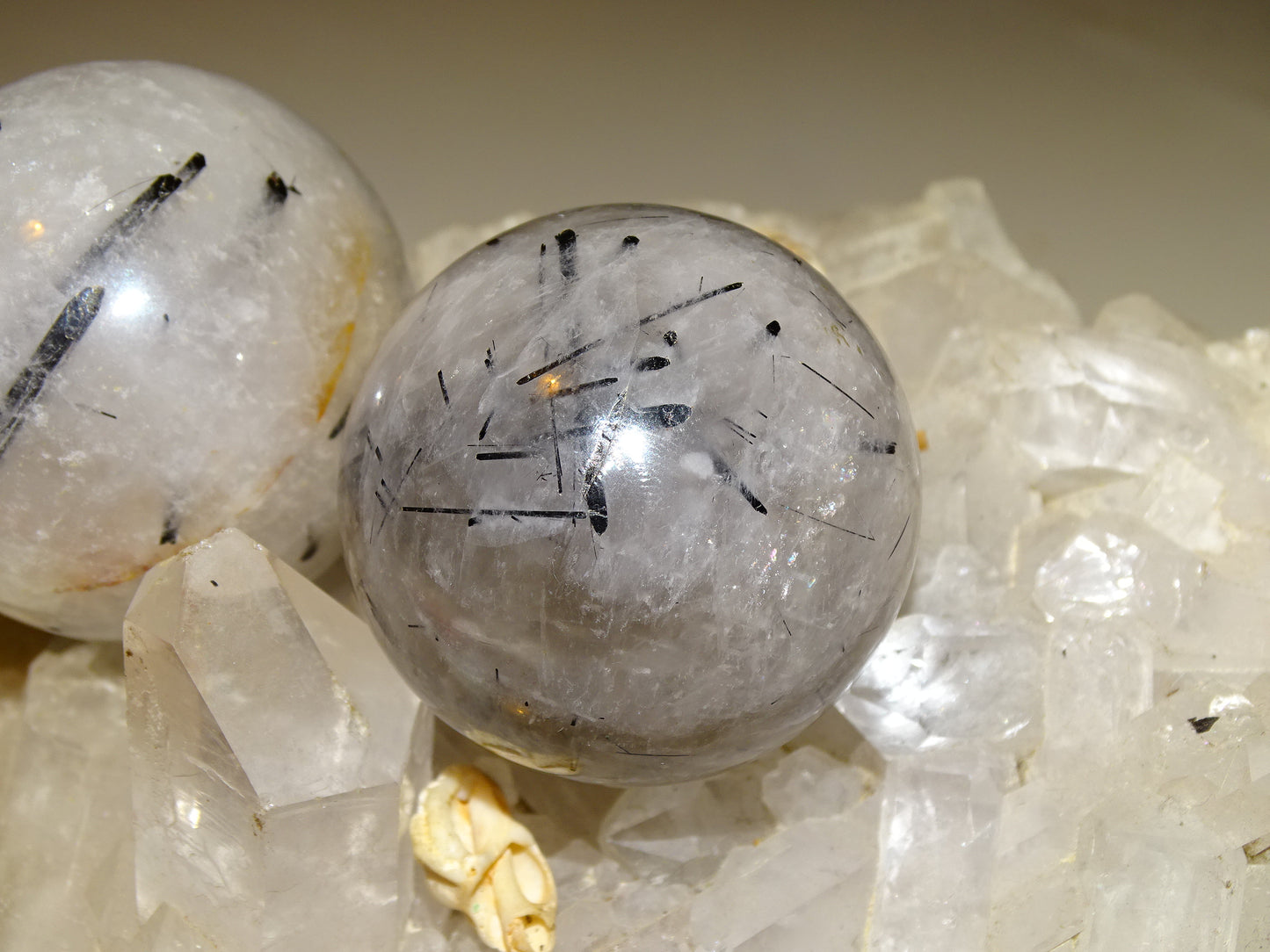 Sphères de Cristal/ Quartz avec inclusions de tourmaline noire, de 46 et 52 millimètres - 136 et 196 grammes. une pierre surprenante !