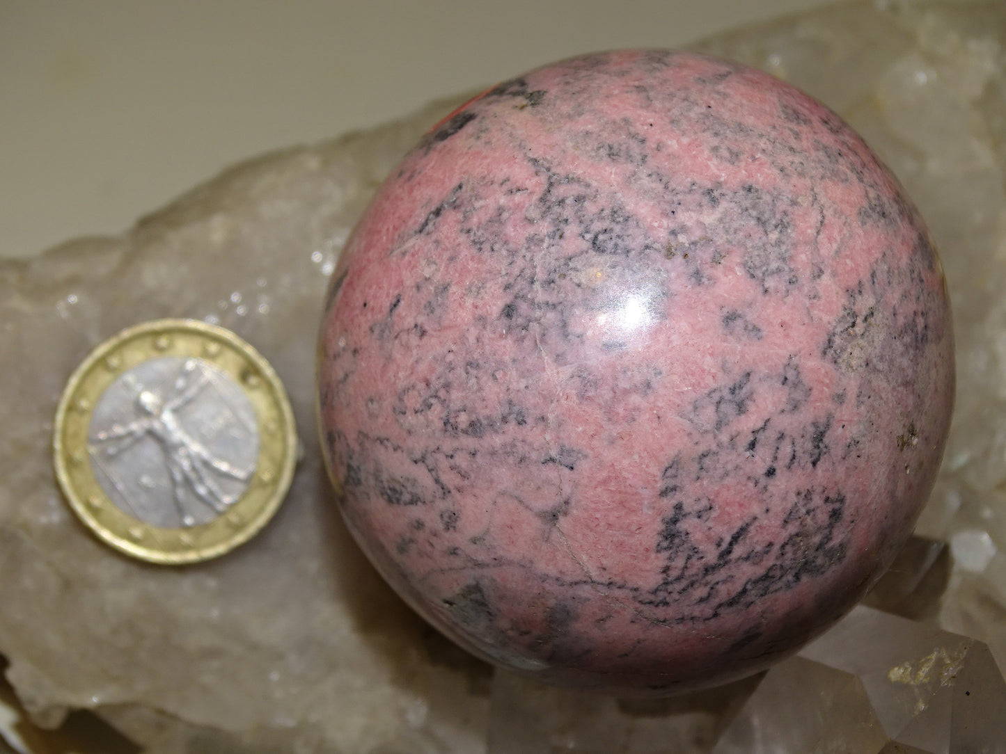 sphère en rhodonite, pièce unique de 56 millimètres, de 317 grammes. Magnifique qualité, superbe couleur rose !