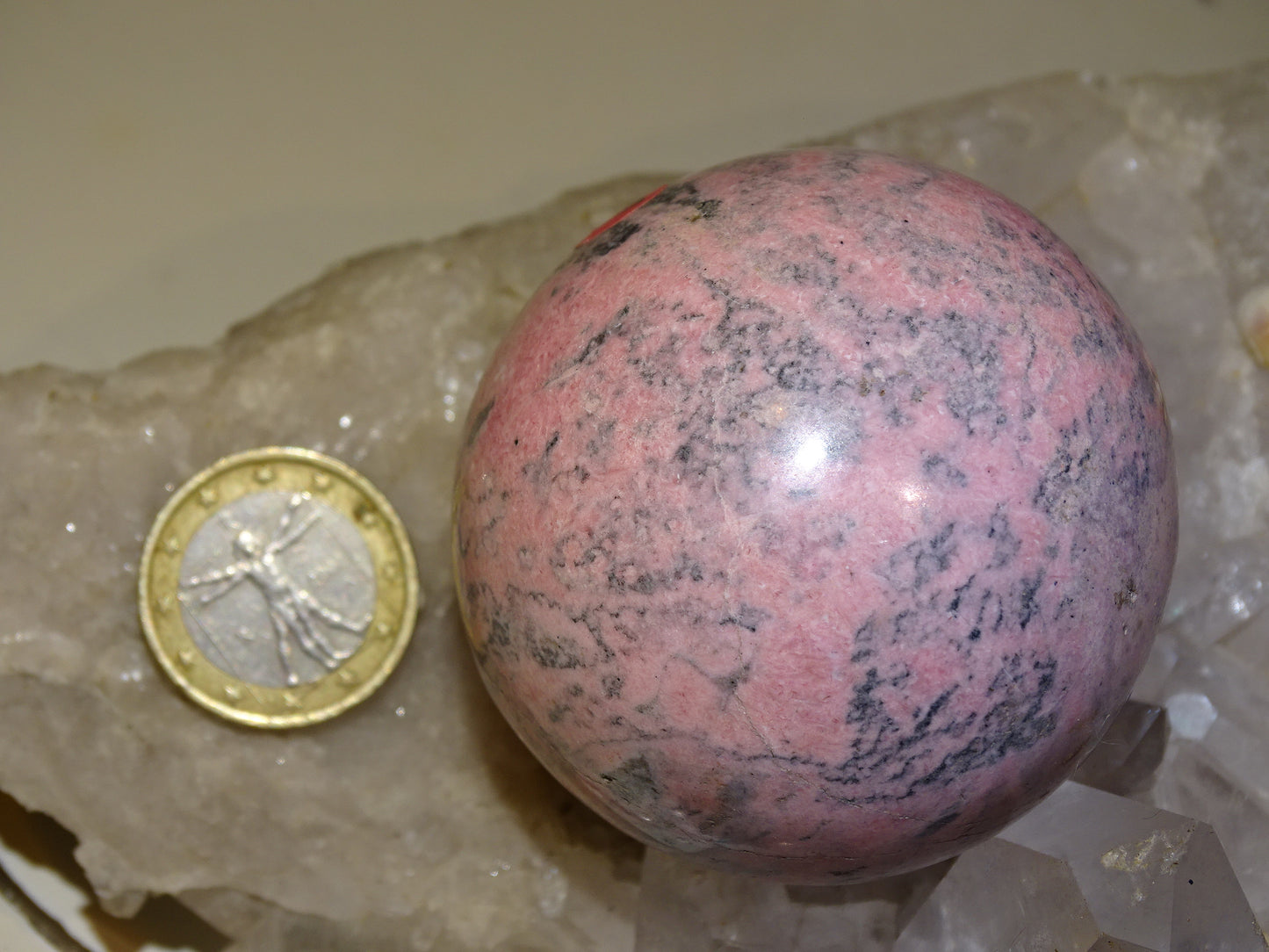 sphère en rhodonite, pièce unique de 56 millimètres, de 317 grammes. Magnifique qualité, superbe couleur rose !
