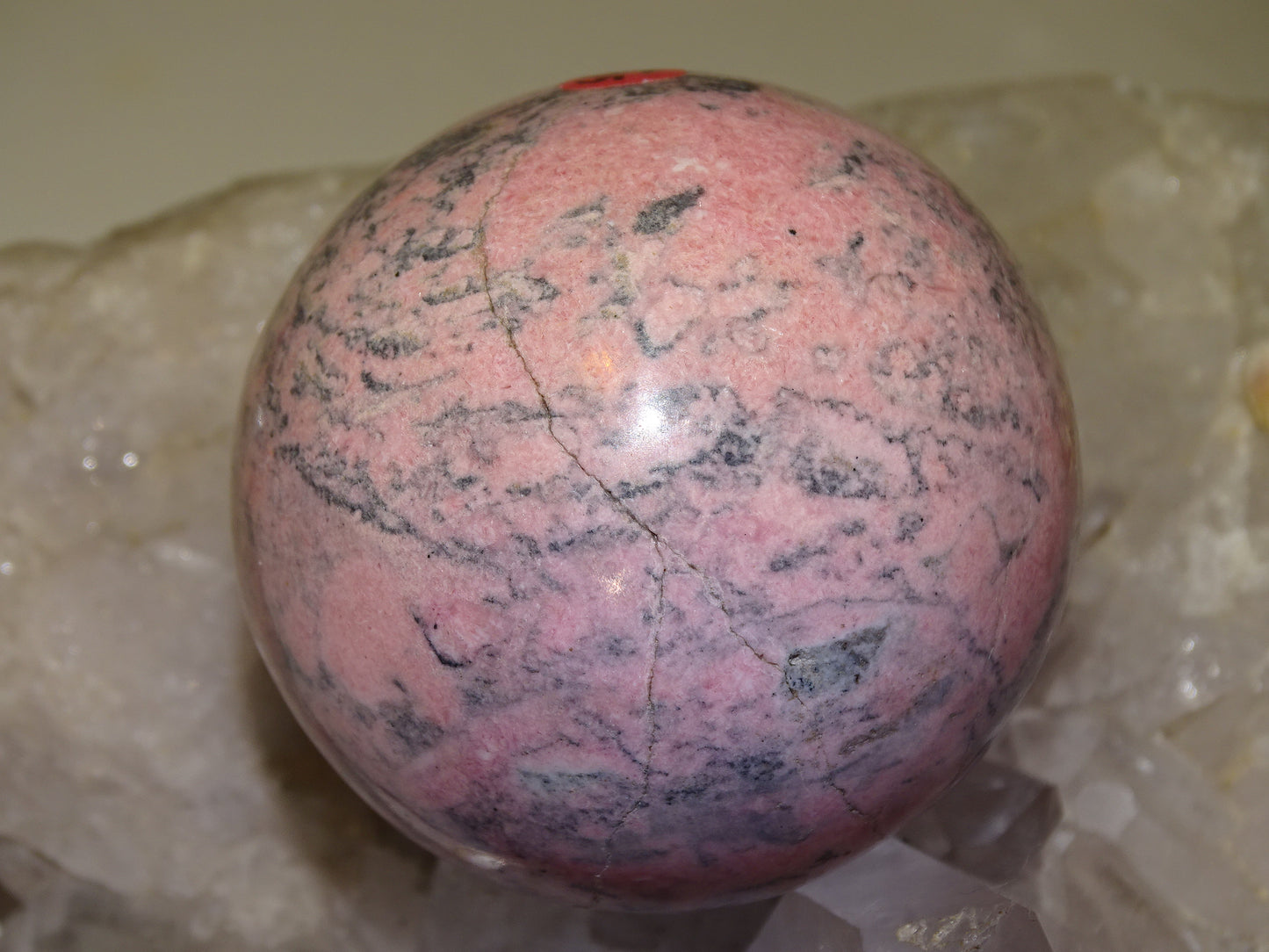 sphère en rhodonite, pièce unique de 56 millimètres, de 317 grammes. Magnifique qualité, superbe couleur rose !