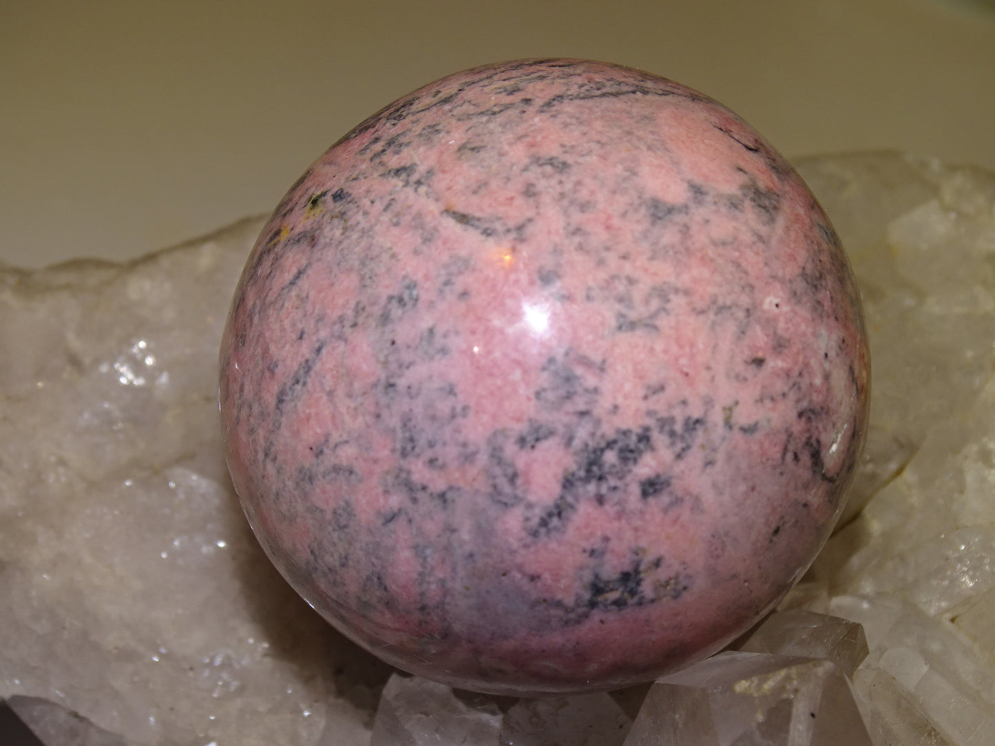 sphère en rhodonite, pièce unique de 56 millimètres, de 317 grammes. Magnifique qualité, superbe couleur rose !
