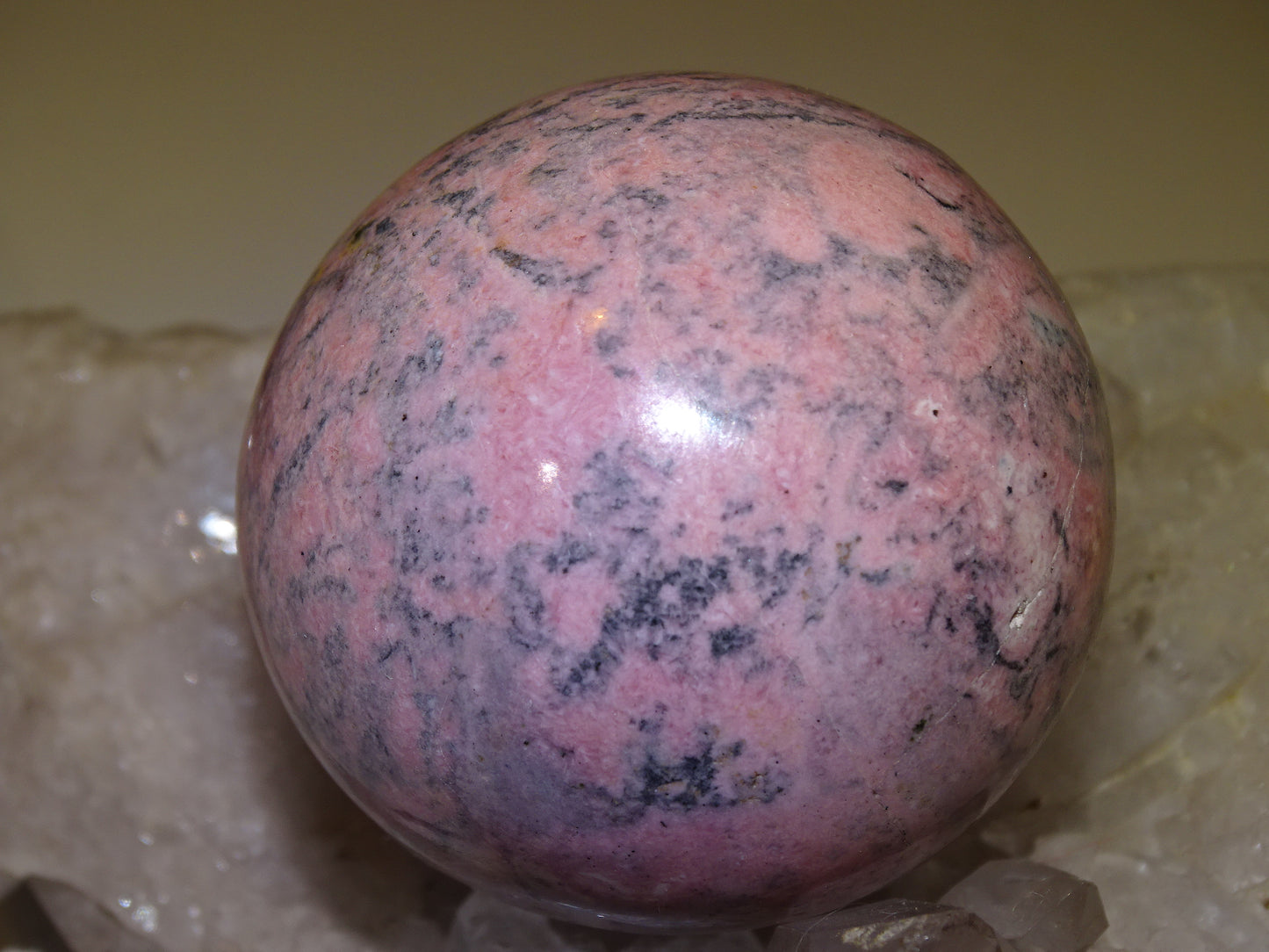 sphère en rhodonite, pièce unique de 56 millimètres, de 317 grammes. Magnifique qualité, superbe couleur rose !