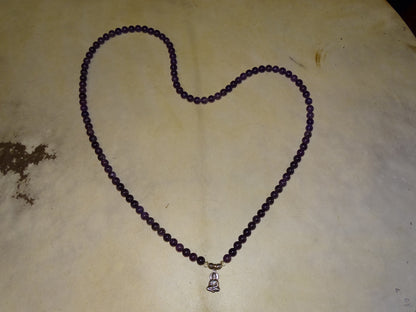 Création Gem & Zen, Mala de 108 perles en amethyste de 88 centimètres de longueur avec pendentif de Bouddha en Argent. Qualité AA à AAA, superbes perles aux reflets violets, parfait !