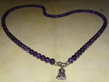 Création Gem & Zen, Mala de 108 perles en amethyste de 88 centimètres de longueur avec pendentif de Bouddha en Argent. Qualité AA à AAA, superbes perles aux reflets violets, parfait !