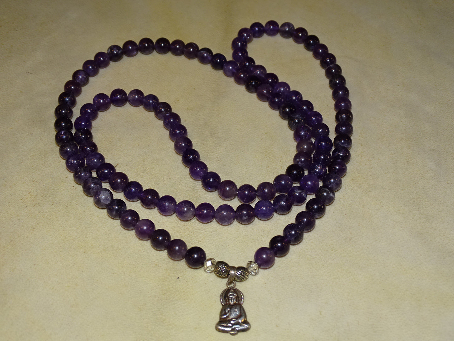 Création Gem & Zen, Mala de 108 perles en amethyste de 88 centimètres de longueur avec pendentif de Bouddha en Argent. Qualité AA à AAA, superbes perles aux reflets violets, parfait !