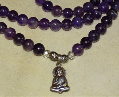 Création Gem & Zen, Mala de 108 perles en amethyste de 88 centimètres de longueur avec pendentif de Bouddha en Argent. Qualité AA à AAA, superbes perles aux reflets violets, parfait !