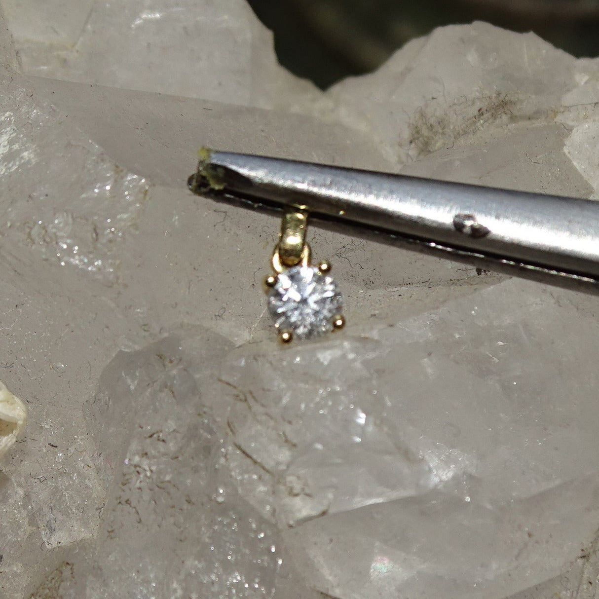 Diamant, authentique 'Solitaire', pendentif haut de gamme, taille de 5 x 5 mm, poids de 2 carats environ sur montage en Or - Très belle qualité pour ce joyau !