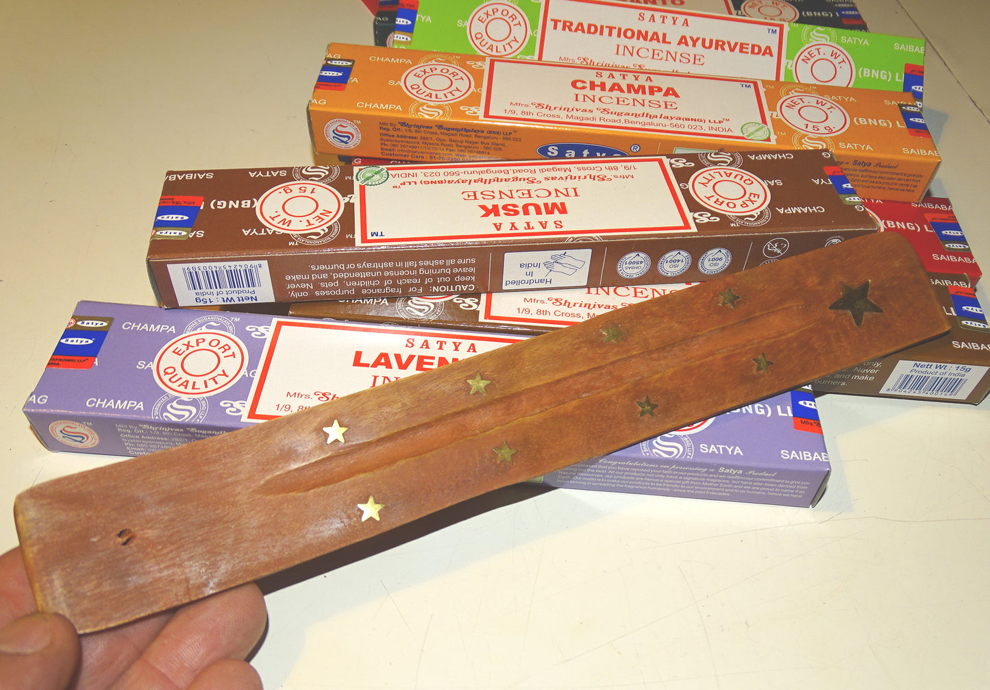GIFT PACK! 8 incense sticks from 'Satya Agarbatti', classic series + 1 free wooden incense holder! Very good quality, long-established brand, perfect for your ambiances! Perfect for beginners!