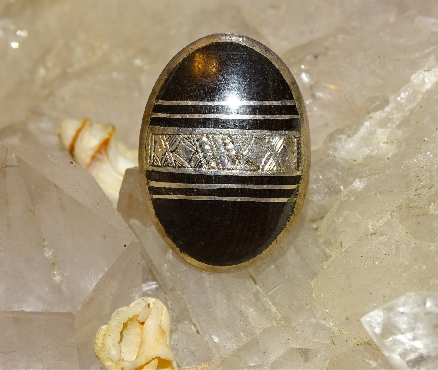 Bague en Argent faite au Niger (Touareg), avec incrustation de corne animale et de métal avec gravure (Argent 0.925) ! Très belle réalisation !