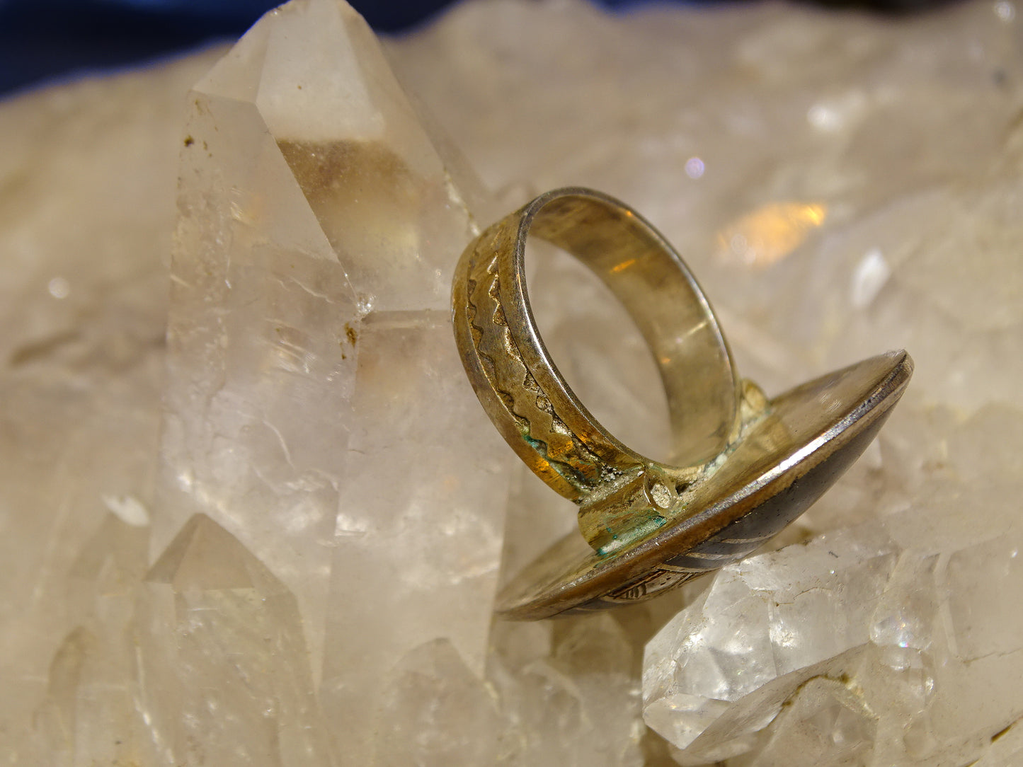 Bague en Argent faite au Niger (Touareg), avec incrustation de corne animale et de métal avec gravure (Argent 0.925) ! Très belle réalisation !
