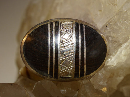 Bague en Argent faite au Niger (Touareg), avec incrustation de corne animale et de métal avec gravure (Argent 0.925) ! Très belle réalisation !