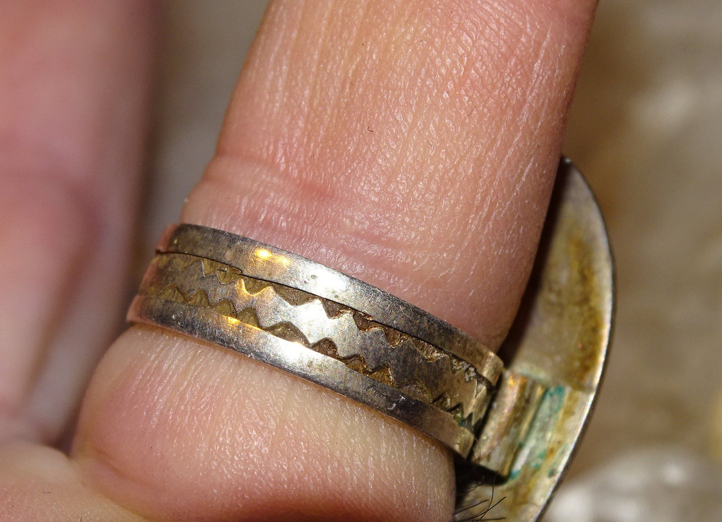 Bague en Argent faite au Niger (Touareg), avec incrustation de corne animale et de métal avec gravure (Argent 0.925) ! Très belle réalisation !