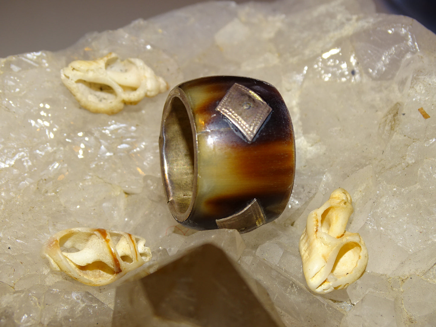 Bague/ anneau en corne et Argent, taille : 55 fr - 7 us. Faite au Niger (Touareg), avec incrustation de métal avec gravure (Argent 0.925) ! Très belle réalisation !