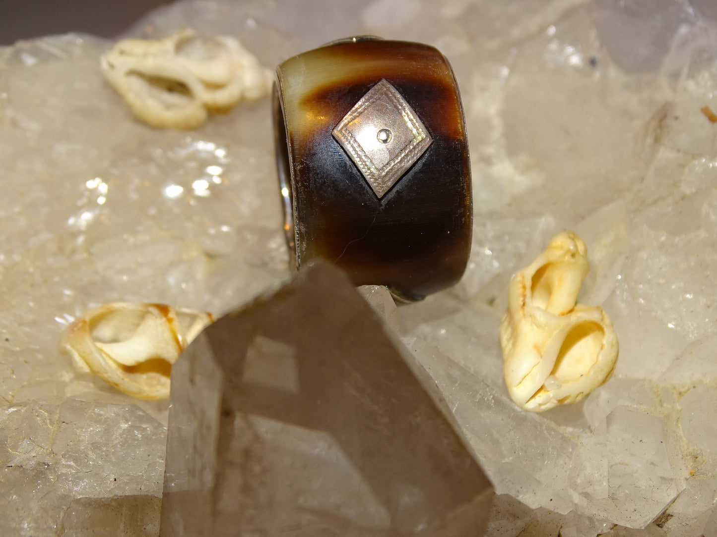 Bague/ anneau en corne et Argent, taille : 55 fr - 7 us. Faite au Niger (Touareg), avec incrustation de métal avec gravure (Argent 0.925) ! Très belle réalisation !