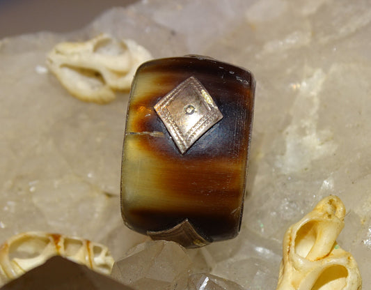 Bague/ anneau en corne et Argent, taille : 55 fr - 7 us. Faite au Niger (Touareg), avec incrustation de métal avec gravure (Argent 0.925) ! Très belle réalisation !