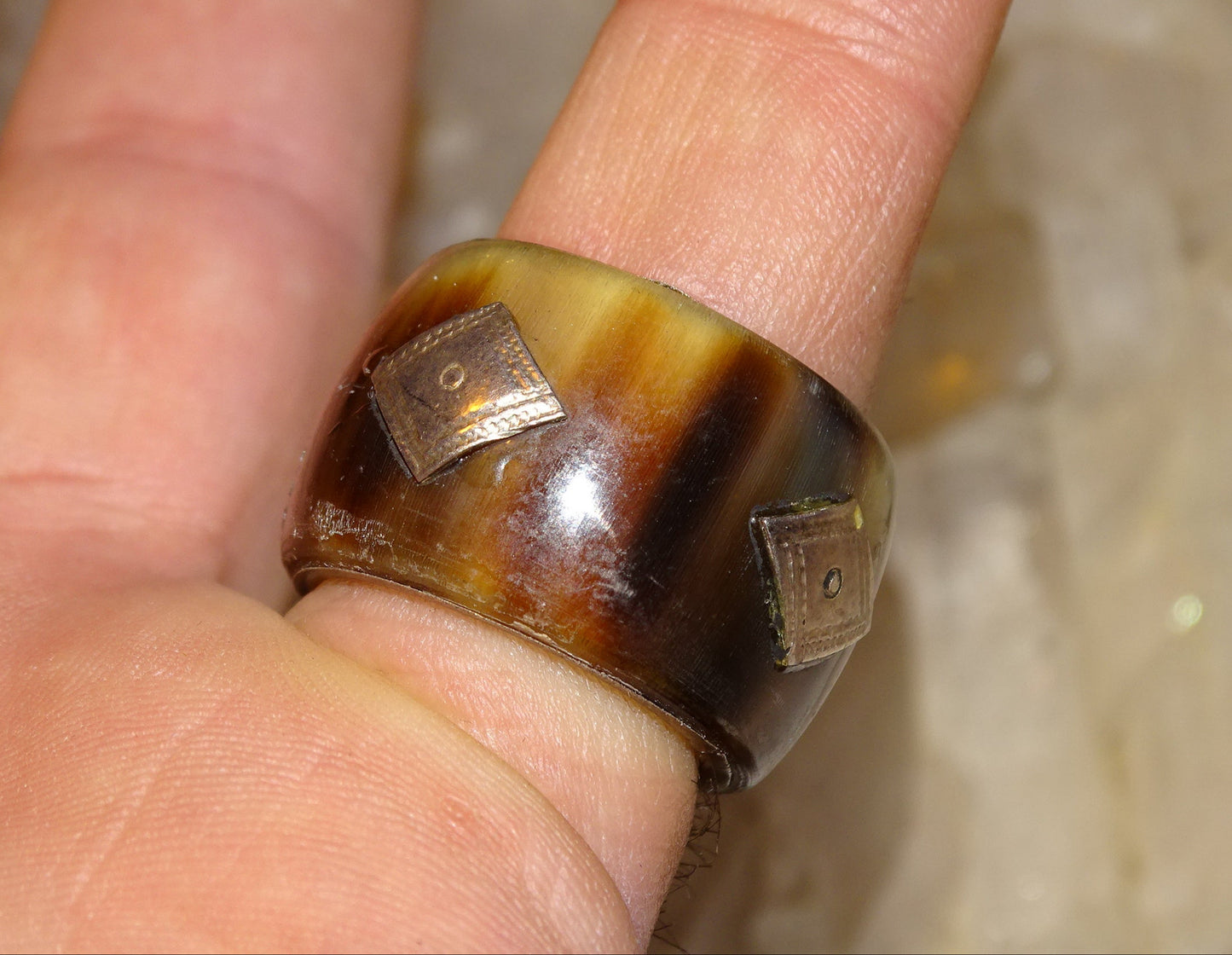 Bague/ anneau en corne et Argent, taille : 55 fr - 7 us. Faite au Niger (Touareg), avec incrustation de métal avec gravure (Argent 0.925) ! Très belle réalisation !