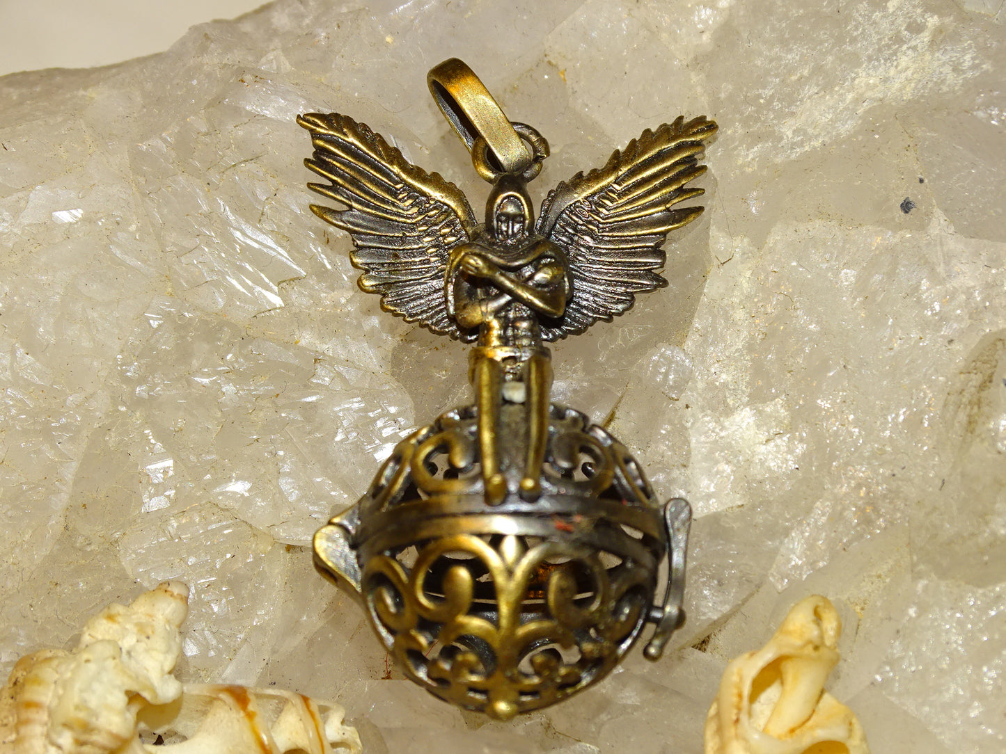 Pendentif/ Cage à pierre, peut servir de Bolas (pendentif de grossesse) ou pour perle de lave pour huile essentielle ! 2 centimètres de diamètre. Fait en laiton ! Vendu avec une perle de lave de 10mm !