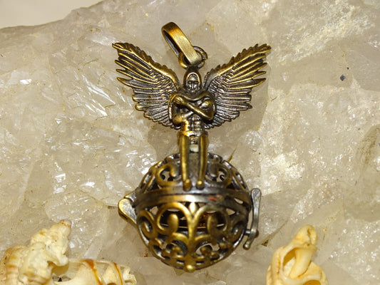 Pendentif/ Cage à pierre, peut servir de Bolas (pendentif de grossesse) ou pour perle de lave pour huile essentielle ! 2 centimètres de diamètre. Fait en laiton ! Vendu avec une perle de lave de 10mm !