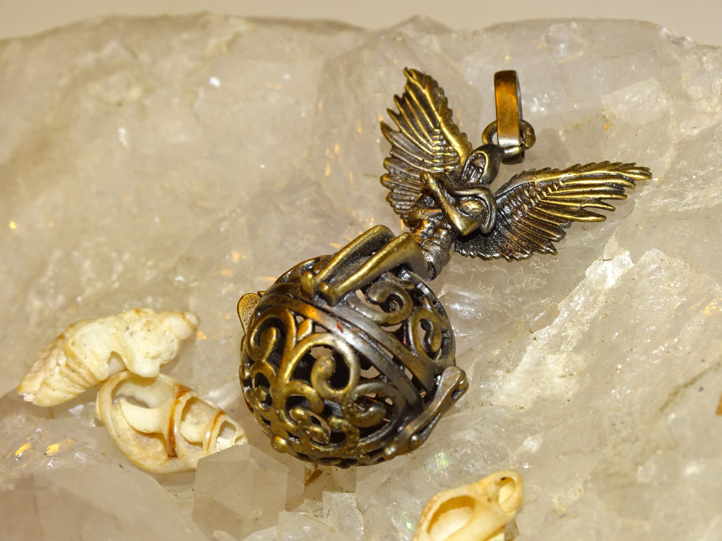 Pendentif/ Cage à pierre, peut servir de Bolas (pendentif de grossesse) ou pour perle de lave pour huile essentielle ! 2 centimètres de diamètre. Fait en laiton ! Vendu avec une perle de lave de 10mm !