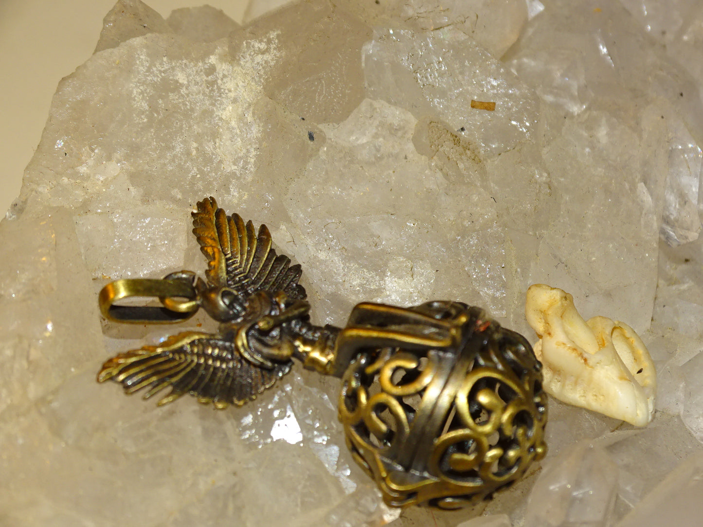 Pendentif/ Cage à pierre, peut servir de Bolas (pendentif de grossesse) ou pour perle de lave pour huile essentielle ! 2 centimètres de diamètre. Fait en laiton ! Vendu avec une perle de lave de 10mm !