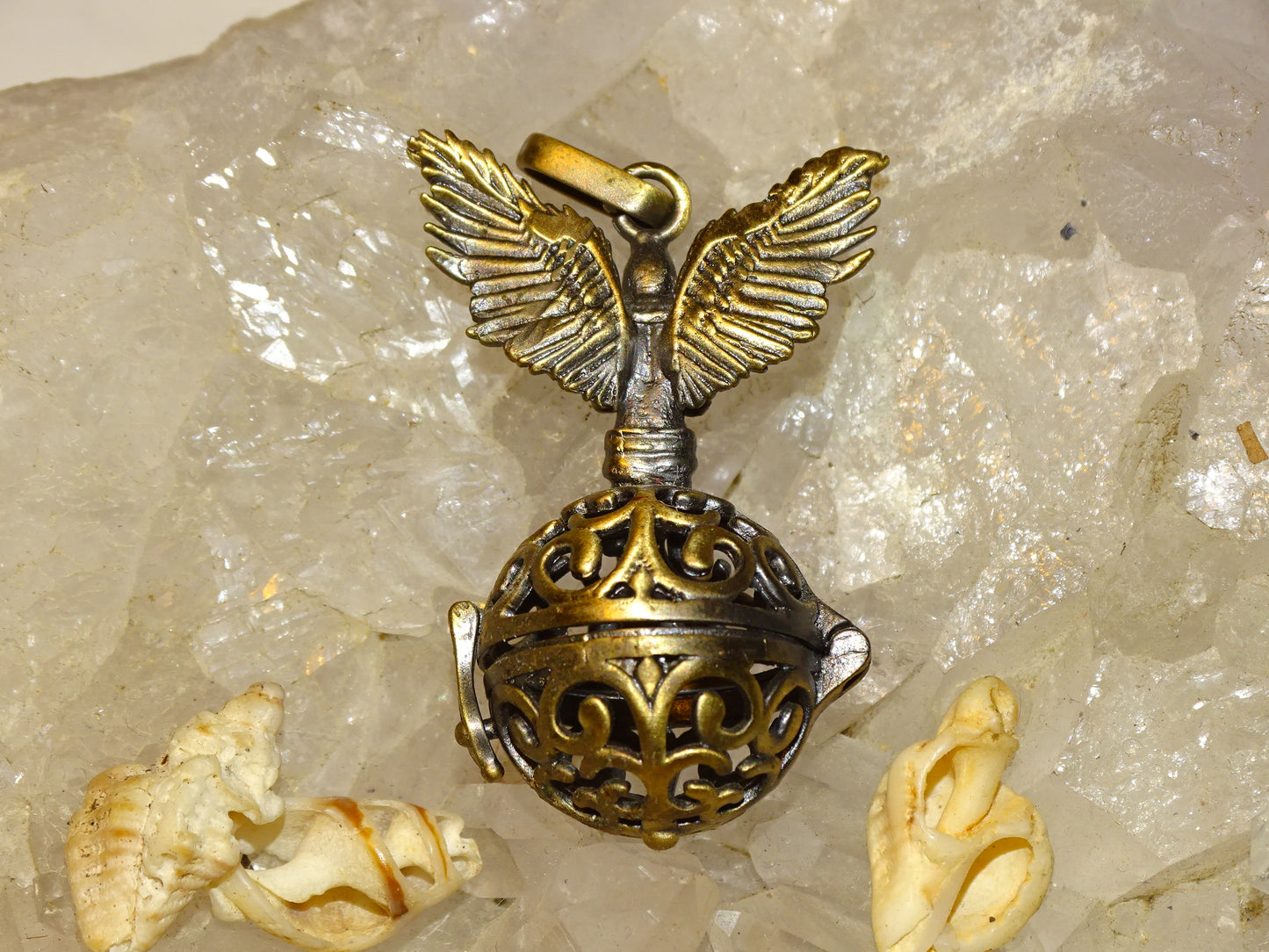 Pendentif/ Cage à pierre, peut servir de Bolas (pendentif de grossesse) ou pour perle de lave pour huile essentielle ! 2 centimètres de diamètre. Fait en laiton ! Vendu avec une perle de lave de 10mm !