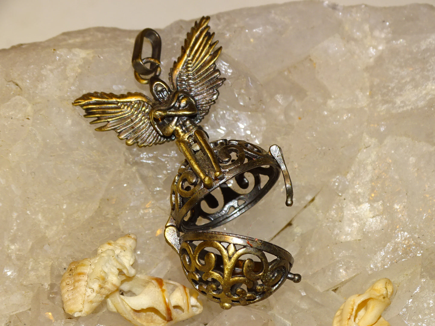 Pendentif/ Cage à pierre, peut servir de Bolas (pendentif de grossesse) ou pour perle de lave pour huile essentielle ! 2 centimètres de diamètre. Fait en laiton ! Vendu avec une perle de lave de 10mm !