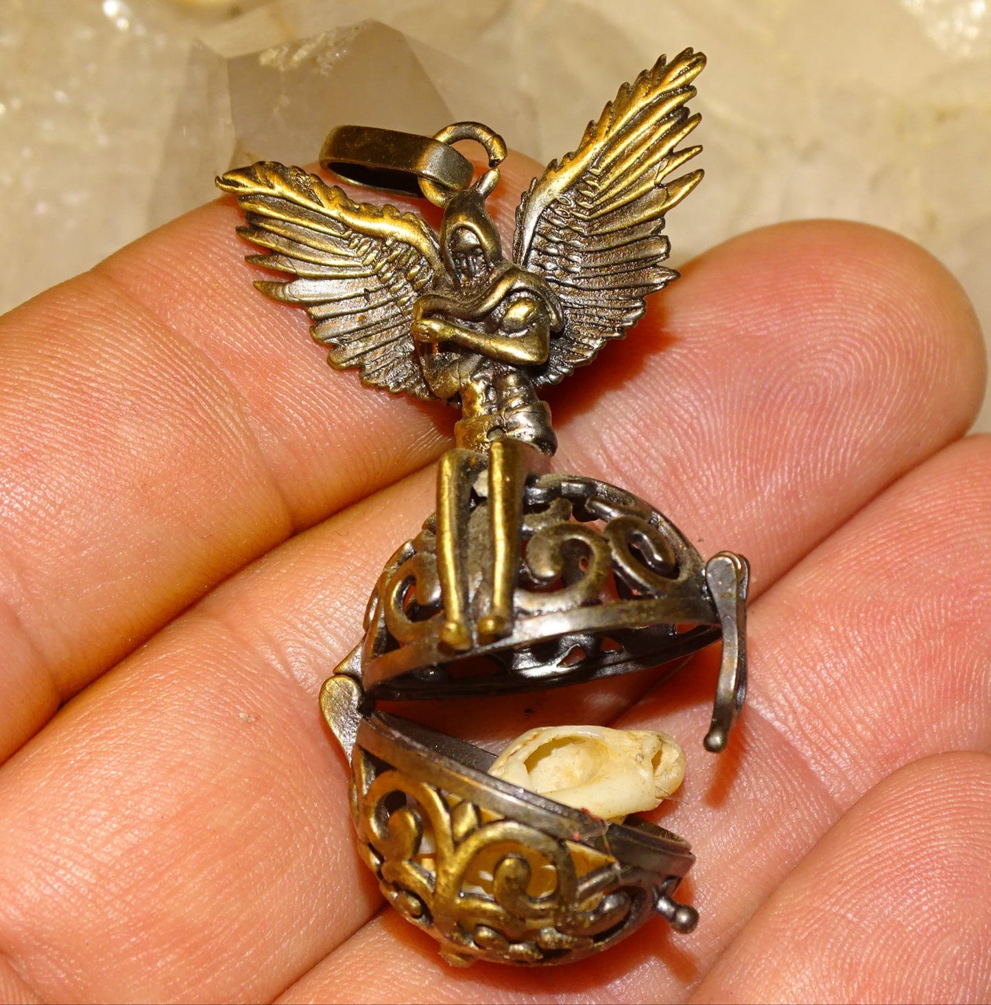 Pendentif/ Cage à pierre, peut servir de Bolas (pendentif de grossesse) ou pour perle de lave pour huile essentielle ! 2 centimètres de diamètre. Fait en laiton ! Vendu avec une perle de lave de 10mm !