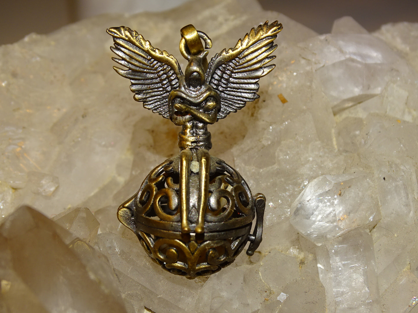 Pendentif/ Cage à pierre, peut servir de Bolas (pendentif de grossesse) ou pour perle de lave pour huile essentielle ! 2 centimètres de diamètre. Fait en laiton ! Vendu avec une perle de lave de 10mm !