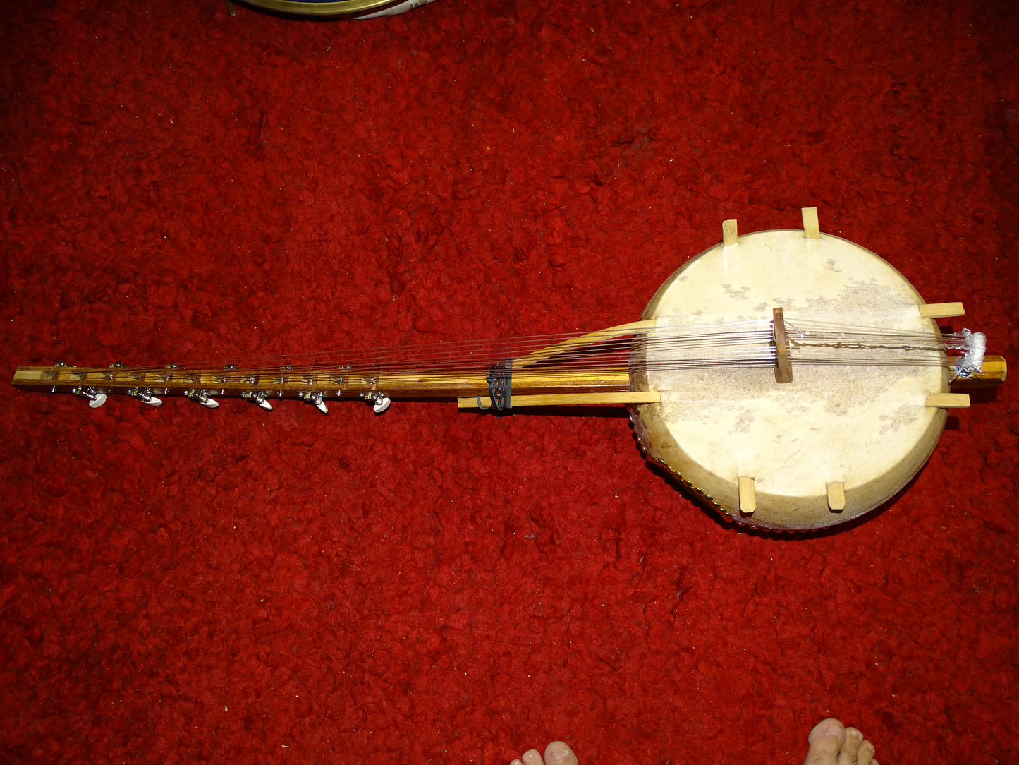 Kamélé n'Goni de 12 cordes (nylon), fait au Mali dans la tradition ! 1,10 mètres de hauteur, caisse en potiron de 35 centimètres de diamètre. Le son est proche d'un kalimba, une douceur incroyable, la harpe Africaine !