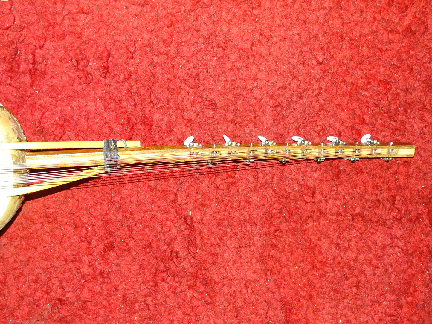 Kamélé n'Goni de 12 cordes (nylon), fait au Mali dans la tradition ! 1,10 mètres de hauteur, caisse en potiron de 35 centimètres de diamètre. Le son est proche d'un kalimba, une douceur incroyable, la harpe Africaine !