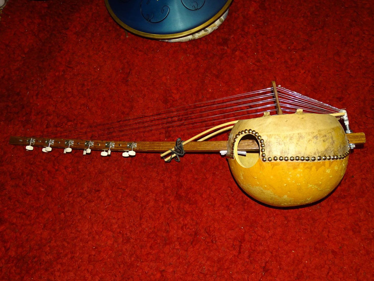 Kamélé n'Goni de 12 cordes (nylon), fait au Mali dans la tradition ! 1,10 mètres de hauteur, caisse en potiron de 35 centimètres de diamètre. Le son est proche d'un kalimba, une douceur incroyable, la harpe Africaine !