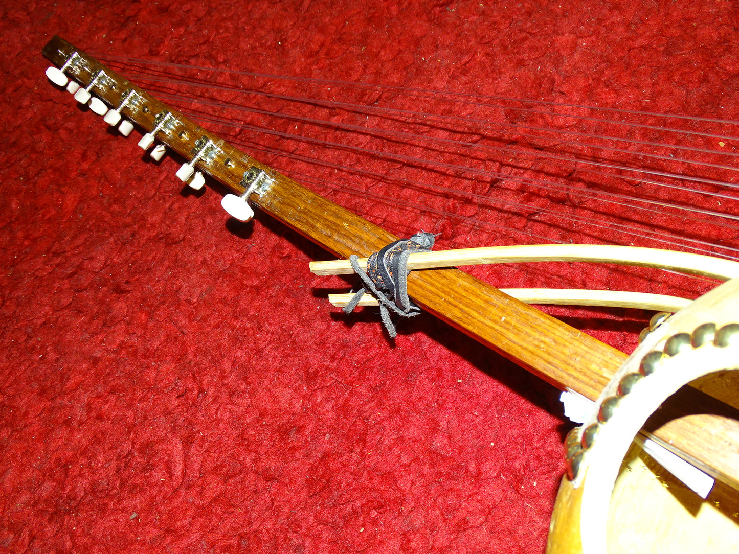 Kamélé n'Goni de 12 cordes (nylon), fait au Mali dans la tradition ! 1,10 mètres de hauteur, caisse en potiron de 35 centimètres de diamètre. Le son est proche d'un kalimba, une douceur incroyable, la harpe Africaine !