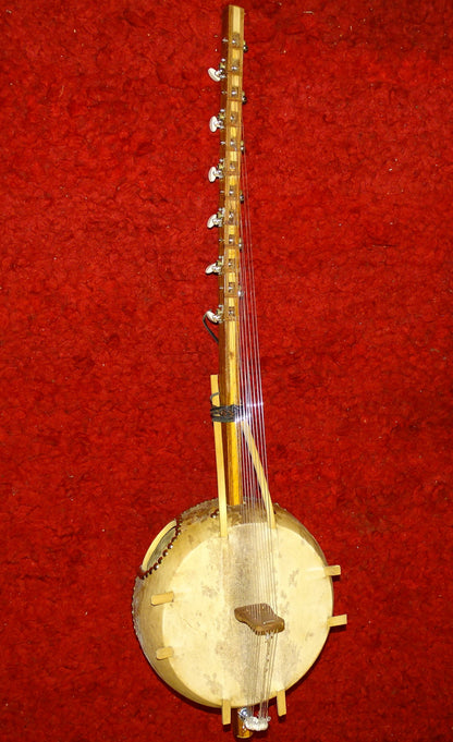 Kamélé n'Goni de 12 cordes (nylon), fait au Mali dans la tradition ! 1,10 mètres de hauteur, caisse en potiron de 35 centimètres de diamètre. Le son est proche d'un kalimba, une douceur incroyable, la harpe Africaine !