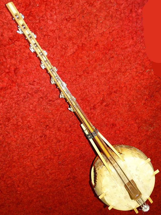 Kamélé n'Goni de 12 cordes (nylon), fait au Mali dans la tradition ! 1,10 mètres de hauteur, caisse en potiron de 35 centimètres de diamètre. Le son est proche d'un kalimba, une douceur incroyable, la harpe Africaine !