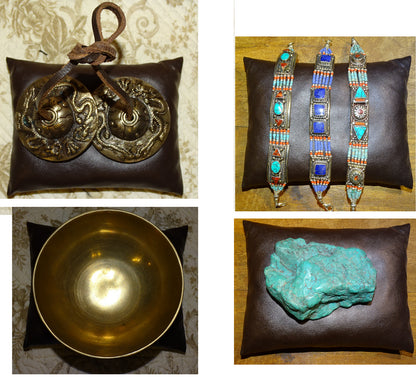 Set of 3 cushions measuring approximately 11x7x4 cm, for displaying jewelry or other items, 100% handmade in faux leather. Ask us for a custom size according to your needs! Sold in sets of 3!