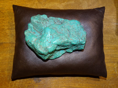 Set of 3 cushions measuring approximately 11x7x4 cm, for displaying jewelry or other items, 100% handmade in faux leather. Ask us for a custom size according to your needs! Sold in sets of 3!