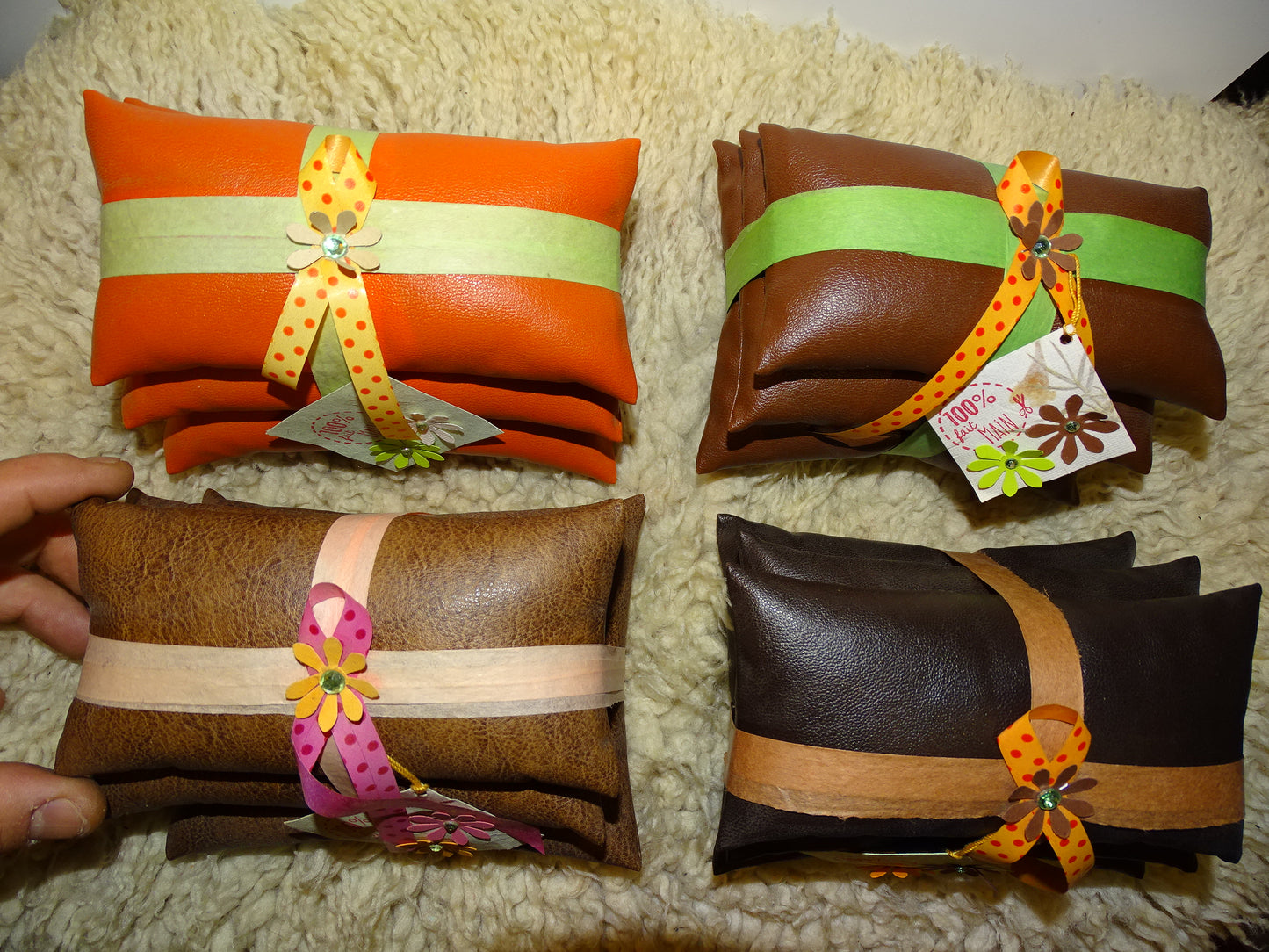 Set of 3 cushions measuring approximately 11x7x4 cm, for displaying jewelry or other items, 100% handmade in faux leather. Ask us for a custom size according to your needs! Sold in sets of 3!