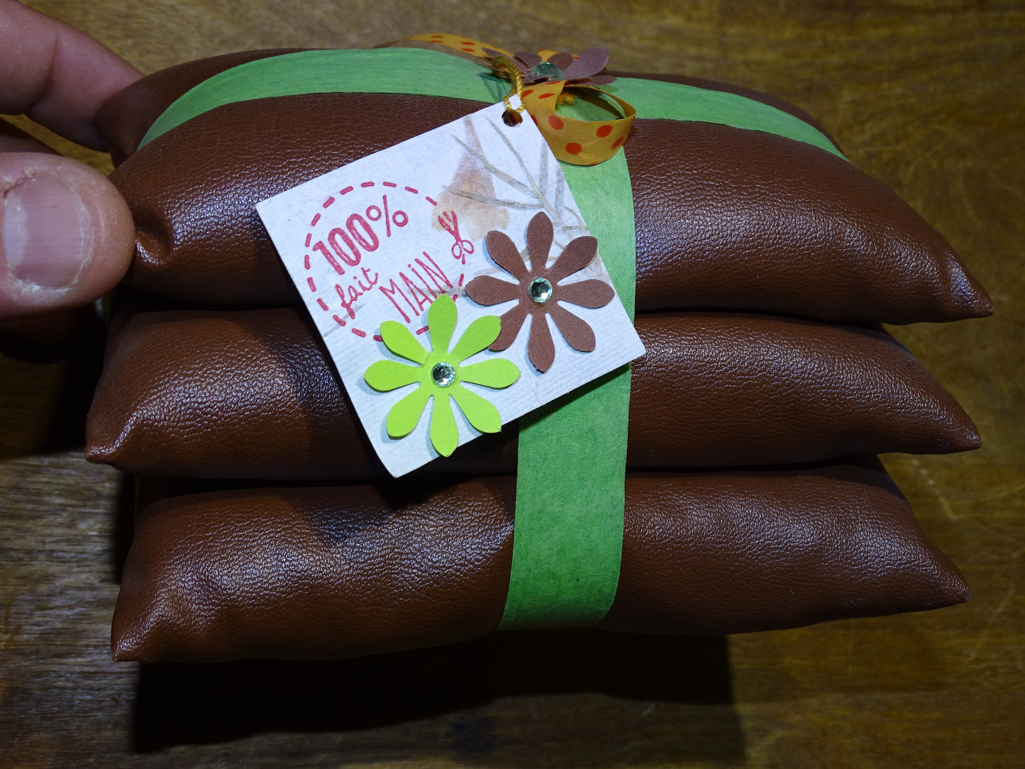 Set of 3 cushions measuring approximately 11x7x4 cm, for displaying jewelry or other items, 100% handmade in faux leather. Ask us for a custom size according to your needs! Sold in sets of 3!