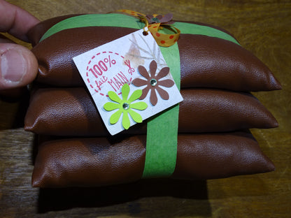 Set of 3 cushions measuring approximately 11x7x4 cm, for displaying jewelry or other items, 100% handmade in faux leather. Ask us for a custom size according to your needs! Sold in sets of 3!