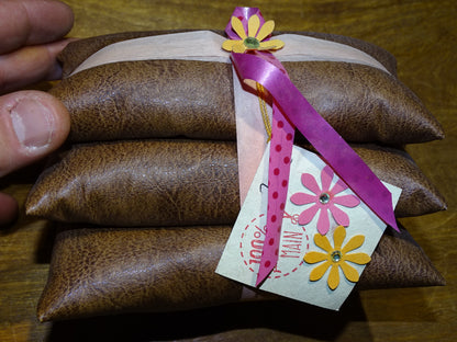 Set of 3 cushions measuring approximately 11x7x4 cm, for displaying jewelry or other items, 100% handmade in faux leather. Ask us for a custom size according to your needs! Sold in sets of 3!
