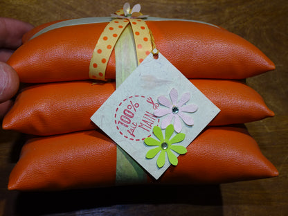 Set of 3 cushions measuring approximately 11x7x4 cm, for displaying jewelry or other items, 100% handmade in faux leather. Ask us for a custom size according to your needs! Sold in sets of 3!