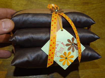 Set of 3 cushions measuring approximately 11x7x4 cm, for displaying jewelry or other items, 100% handmade in faux leather. Ask us for a custom size according to your needs! Sold in sets of 3!