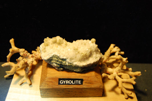 Gyrolite (Rare) - Spécimen sur socle bois de 60 à 40 x 40mm - 35 grammes. belle pièce de minéralogie !