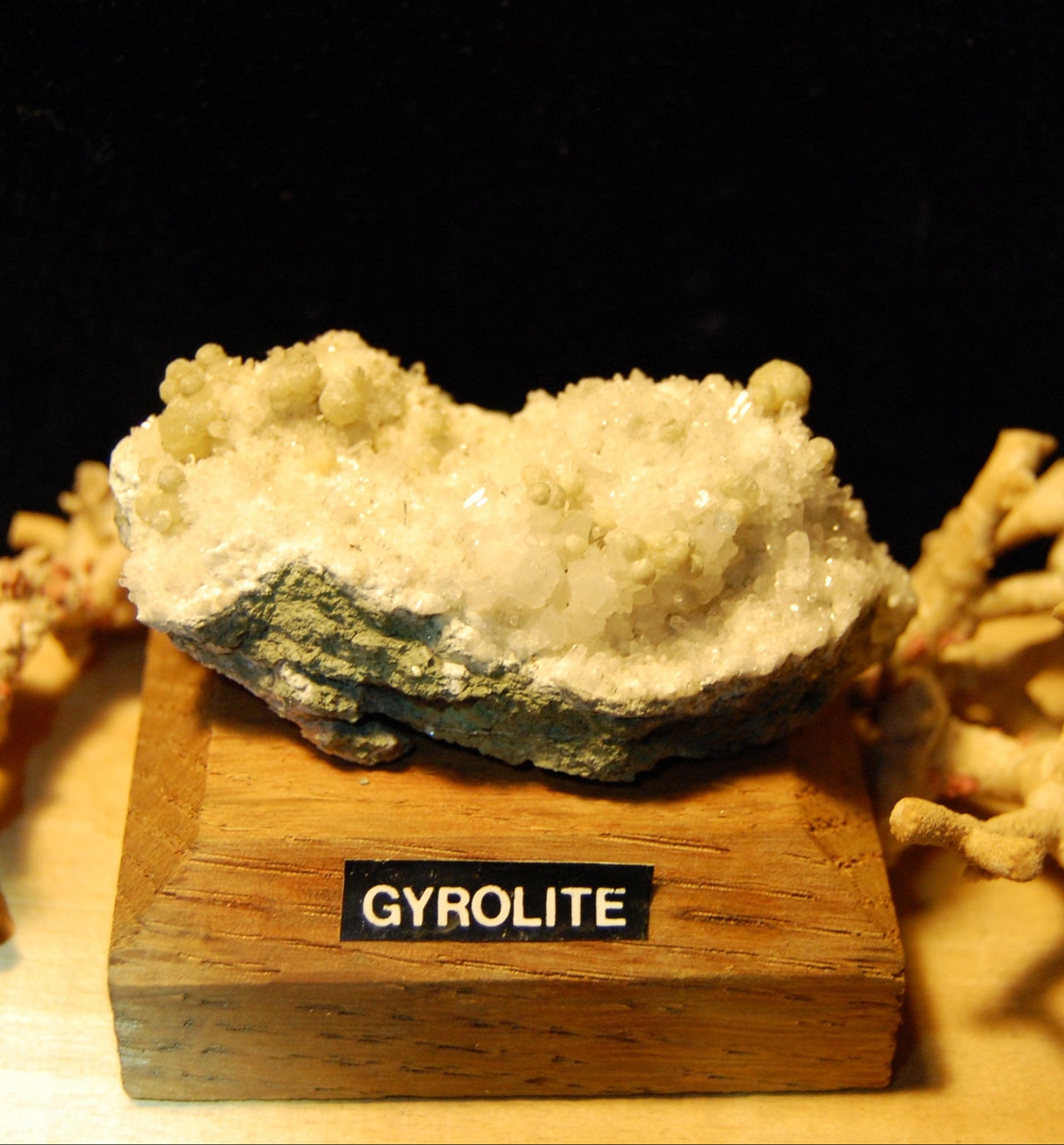 Gyrolite (Rare) - Spécimen sur socle bois de 60 à 40 x 40mm - 35 grammes. belle pièce de minéralogie !