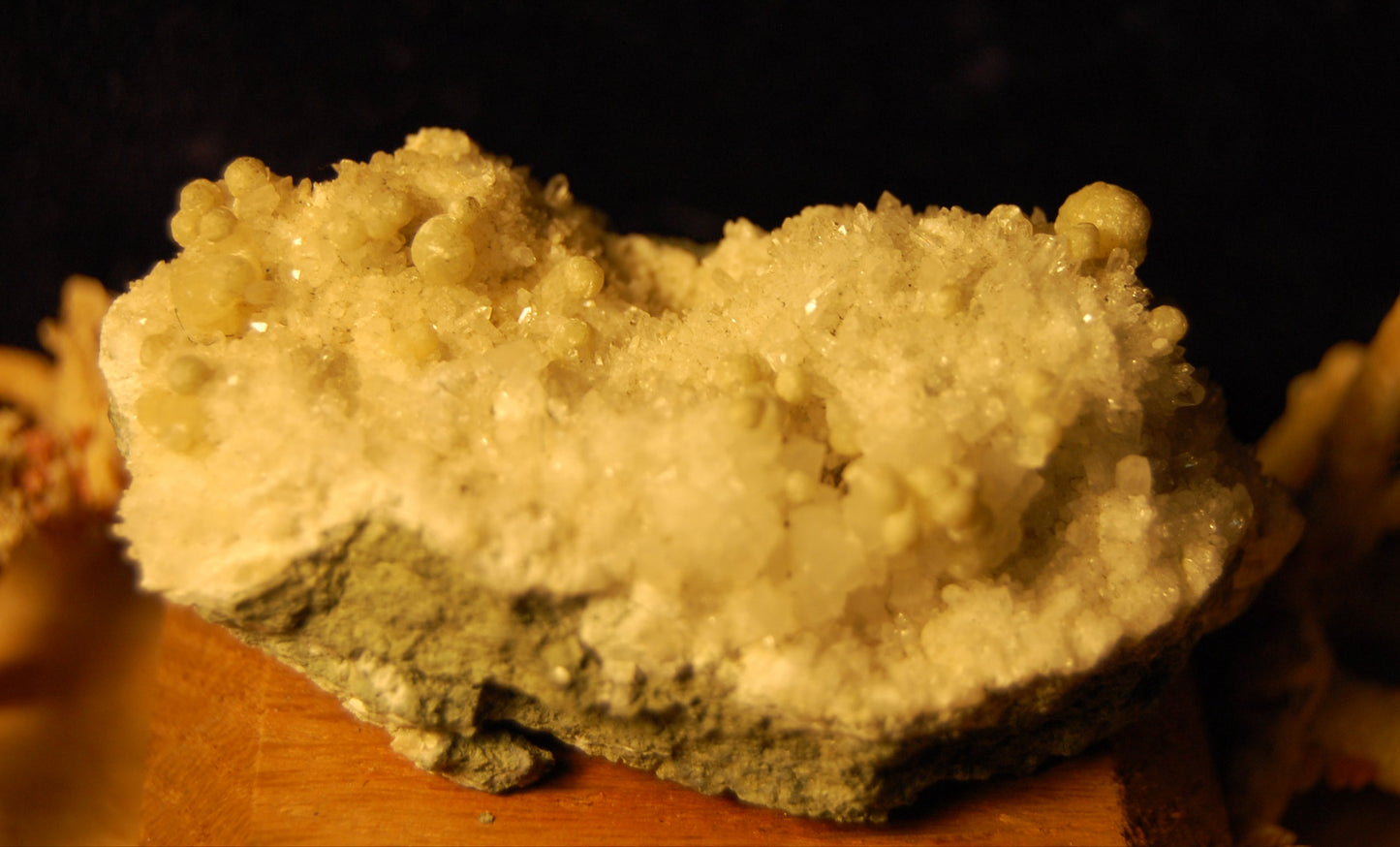 Gyrolite (Rare) - Spécimen sur socle bois de 60 à 40 x 40mm - 35 grammes. belle pièce de minéralogie !