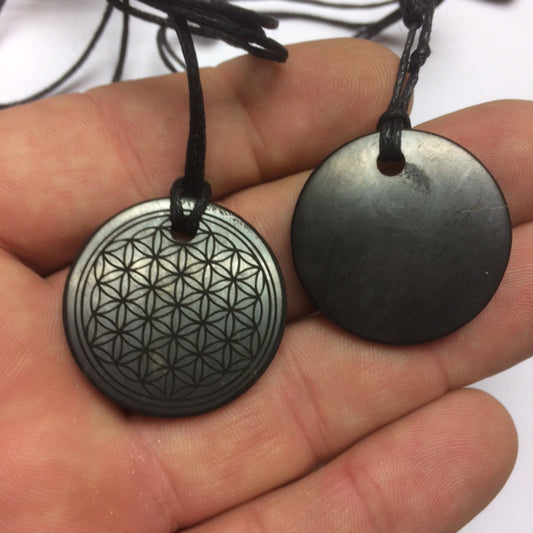 Shungite, pendentif 'Fleur de vie', de 30mm de hauteur x 30 de largeur x 4 d'épaisseur. Vendu avec cordon réglable de couleur noire offert !