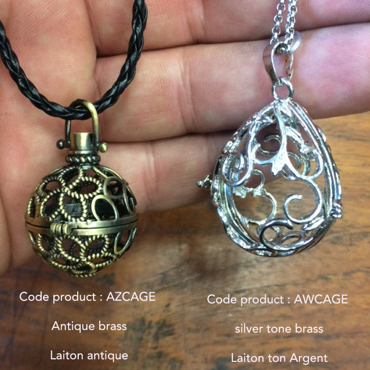 Pendentif/ Cage à pierre, peut servir de Bolas (pendentif de grossesse) ou pour perle de lave pour huile essentielle ! 2,5 centimètres de diamètre. Fait en laiton ! Vendu avec une perle de lave de 10mm !