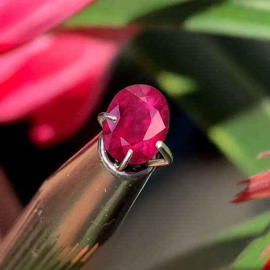 Spinelle, pierre fine taillée de 5mm x 4 x 2 - 1 carat. Parfait en bijouterie, collection ,exposition...