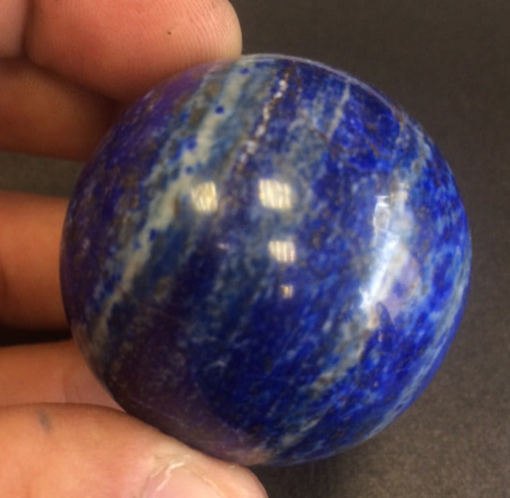 Sphère en lapis lazuli, pièces au choix de 45 millimètres - 150 gr. La pierre des Pharaons, un bleu envoûtant ! Parfait pour la lithothérapie, collection, exposition...!